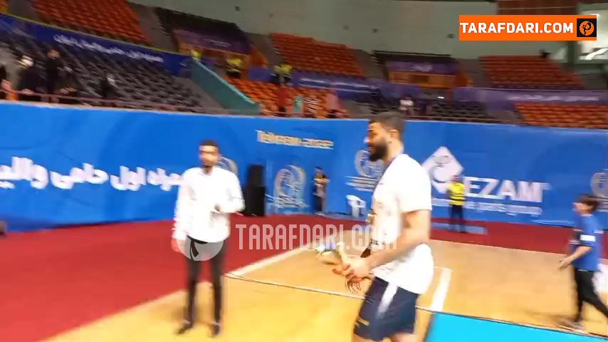 عکس یادگاری هواداران تیم والیبال پیکان با انگابت پس از کسب قهرمانی در جام باشگاه های آسیا / فیلم
