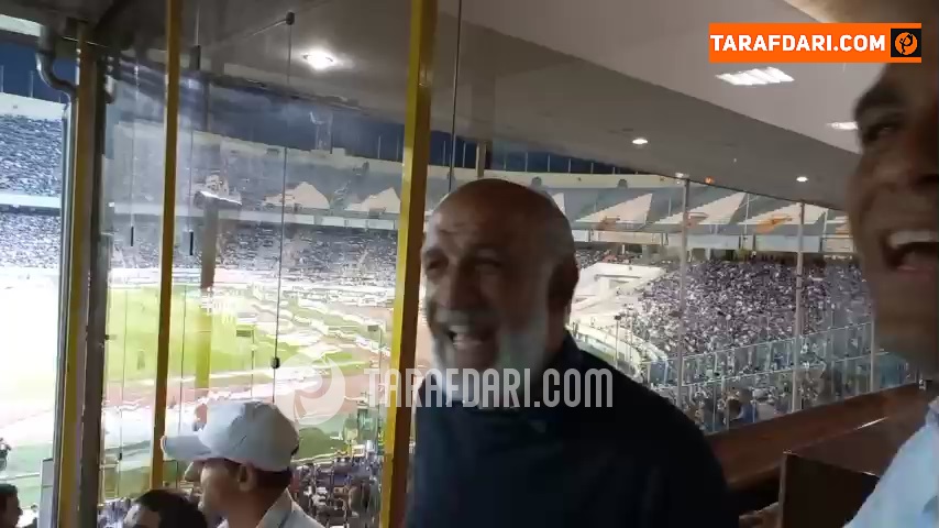 مهدی فنونی زاده و فرد ملکیان به دلیل شلوغی جایگاه cip از راهرو نظاره گر بازی هستند / فیلم