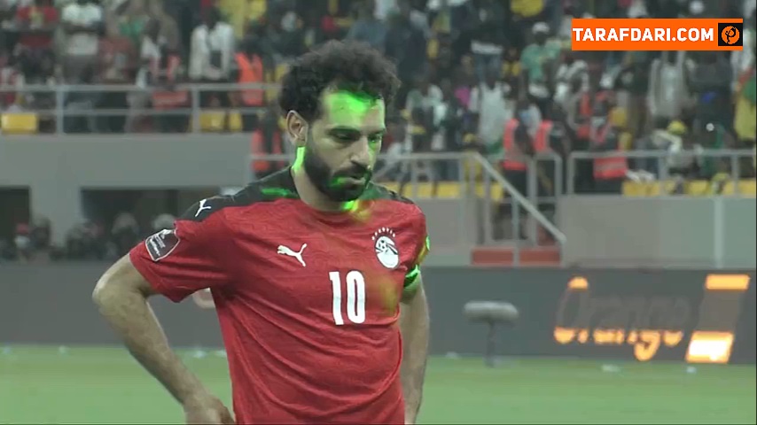 لحظه از دست رفتن ضربه پنالتی محمد صلاح زیر هجوم لیزری وحشتناک تماشاگران سنگال / فیلم